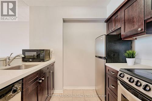 617 - 44 St Joseph Street, Toronto, ON - Indoor Photo Showing Kitchen