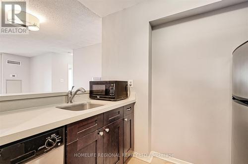 617 - 44 St Joseph Street, Toronto, ON - Indoor Photo Showing Kitchen