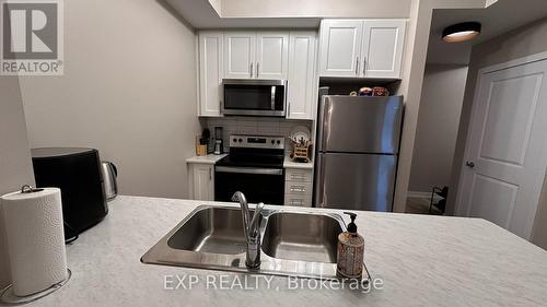 Open Concept Kitchen - 322 - 5055 Greenlane Road, Lincoln (981 - Lincoln Lake), ON - Indoor Photo Showing Kitchen With Double Sink