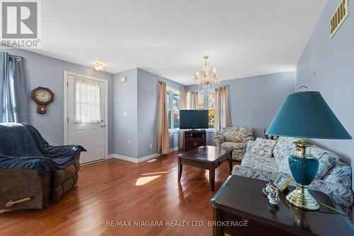 7803 Beaverdams Road, Niagara Falls (213 - Ascot), ON - Indoor Photo Showing Living Room