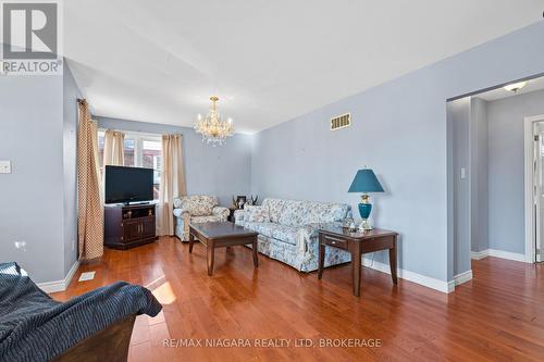 7803 Beaverdams Road, Niagara Falls (213 - Ascot), ON - Indoor Photo Showing Living Room