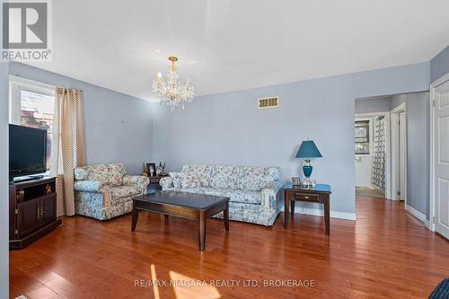 7803 Beaverdams Road, Niagara Falls (213 - Ascot), ON - Indoor Photo Showing Living Room