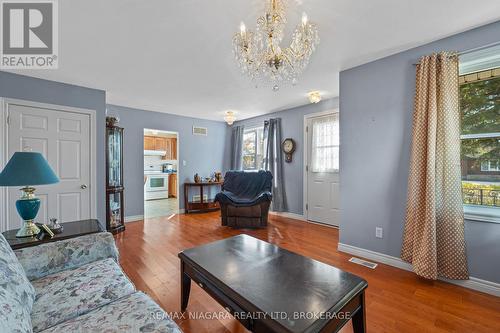 7803 Beaverdams Road, Niagara Falls (213 - Ascot), ON - Indoor Photo Showing Living Room