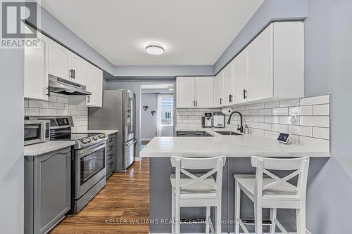 22 - 368 Riddell Court, Newmarket, ON - Indoor Photo Showing Kitchen With Upgraded Kitchen