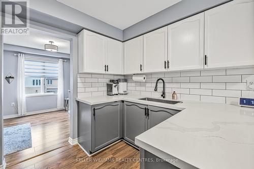 22 - 368 Riddell Court, Newmarket, ON - Indoor Photo Showing Kitchen With Upgraded Kitchen