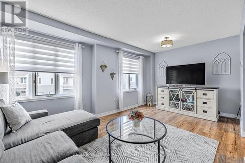 22 - 368 Riddell Court, Newmarket, ON - Indoor Photo Showing Living Room