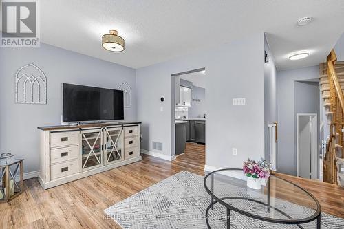 22 - 368 Riddell Court, Newmarket, ON - Indoor Photo Showing Living Room