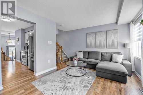 22 - 368 Riddell Court, Newmarket, ON - Indoor Photo Showing Living Room