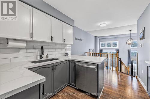 22 - 368 Riddell Court, Newmarket, ON - Indoor Photo Showing Kitchen