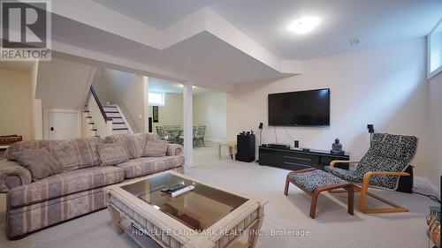 33 Artisan Trail, Markham, ON - Indoor Photo Showing Living Room