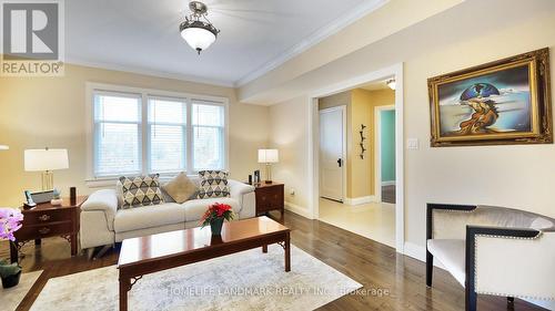 33 Artisan Trail, Markham, ON - Indoor Photo Showing Living Room