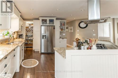 28 Tall Pine Road, Huntsville (Stephenson), ON - Indoor Photo Showing Kitchen With Double Sink With Upgraded Kitchen