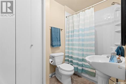 920 Warner Street, Moose Jaw, SK - Indoor Photo Showing Bathroom