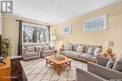 920 Warner Street, Moose Jaw, SK - Indoor Photo Showing Living Room