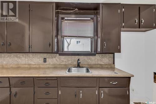 731 L Avenue S, Saskatoon, SK - Indoor Photo Showing Kitchen