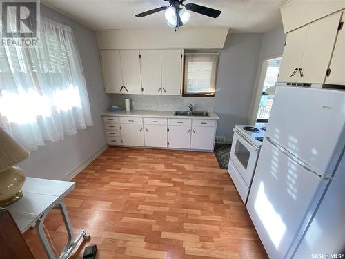 82 Victoria Avenue, Yorkton, SK - Indoor Photo Showing Kitchen With Double Sink