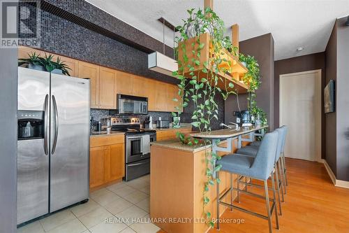 3803 - 81 Navy Wharf Court, Toronto, ON - Indoor Photo Showing Kitchen