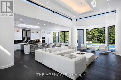 45 Park Lane Circle, Toronto, ON - Indoor Photo Showing Living Room