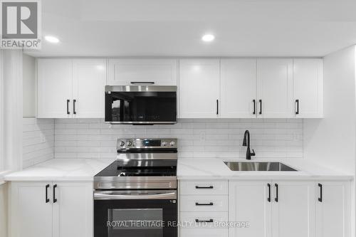 69 Pine Gate Place, Whitby, ON - Indoor Photo Showing Kitchen With Upgraded Kitchen