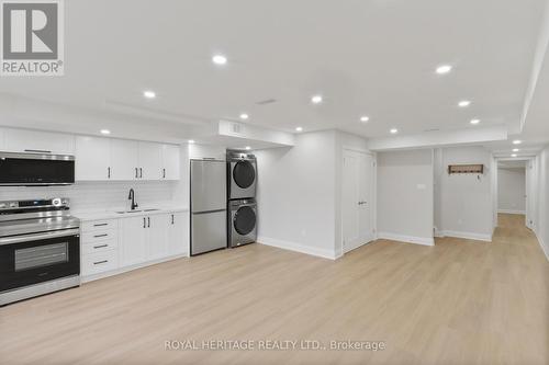 69 Pine Gate Place, Whitby, ON - Indoor Photo Showing Kitchen