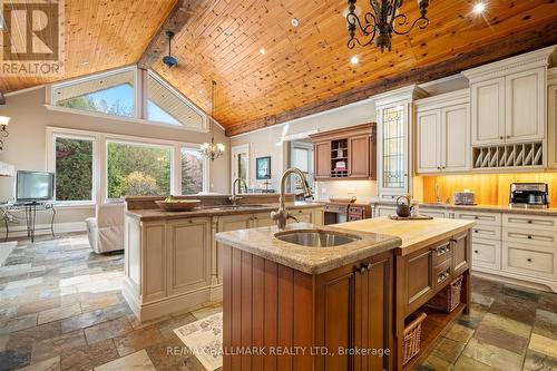 25 Riverstone Court, East Gwillimbury, ON - Indoor Photo Showing Kitchen