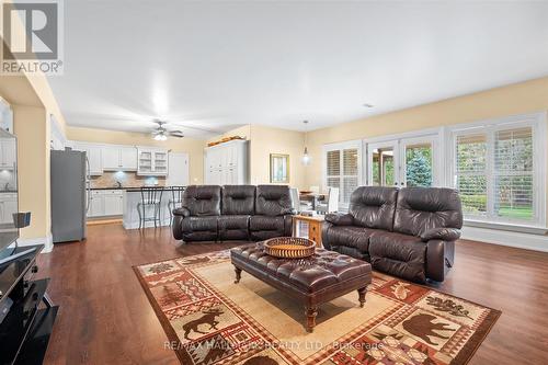 25 Riverstone Court, East Gwillimbury, ON - Indoor Photo Showing Living Room