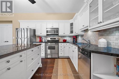 25 Riverstone Court, East Gwillimbury, ON - Indoor Photo Showing Kitchen With Upgraded Kitchen