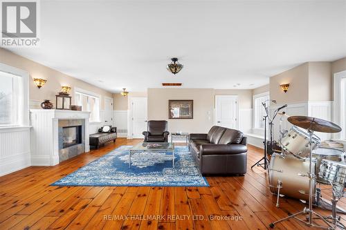 25 Riverstone Court, East Gwillimbury, ON - Indoor Photo Showing Living Room With Fireplace