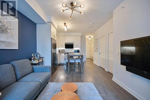 510 - 85 Oneida Crescent, Richmond Hill, ON - Indoor Photo Showing Living Room