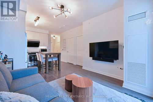 510 - 85 Oneida Crescent, Richmond Hill, ON - Indoor Photo Showing Living Room