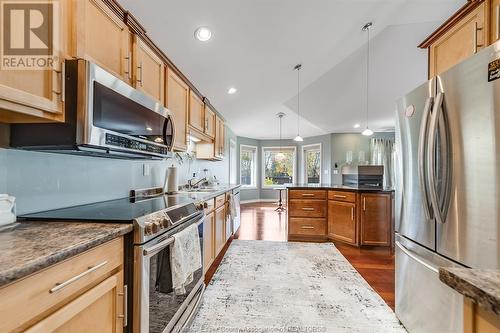 1346 Matthew Crescent, Lakeshore, ON - Indoor Photo Showing Kitchen With Upgraded Kitchen