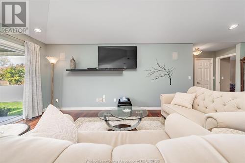 1346 Matthew Crescent, Lakeshore, ON - Indoor Photo Showing Living Room