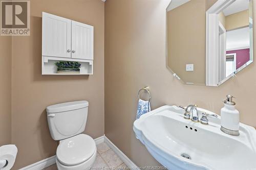 541 Breezewood, Windsor, ON - Indoor Photo Showing Bathroom