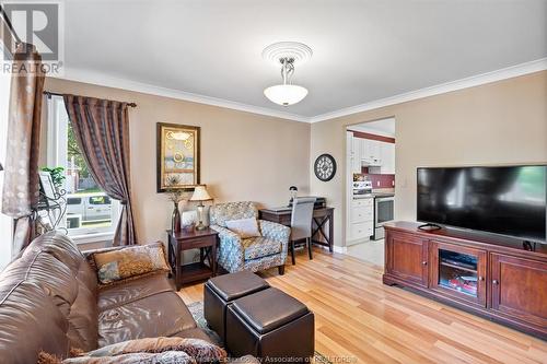 541 Breezewood, Windsor, ON - Indoor Photo Showing Living Room