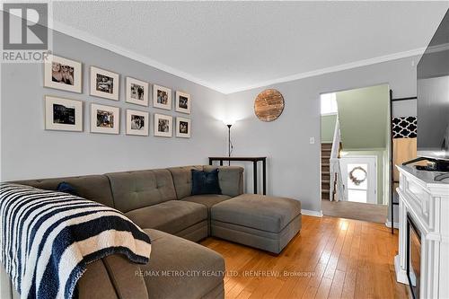 327 Airth Boulevard, Renfrew, ON - Indoor Photo Showing Living Room