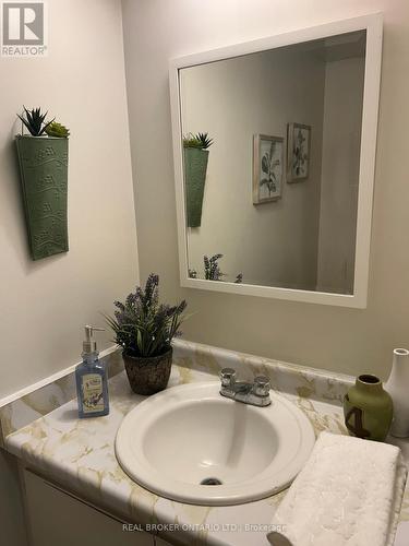 704 - 65 Westmount Road N, Waterloo, ON - Indoor Photo Showing Bathroom