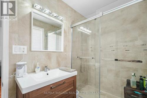 283 Oakcrest Avenue, Welland (770 - West Welland), ON - Indoor Photo Showing Bathroom