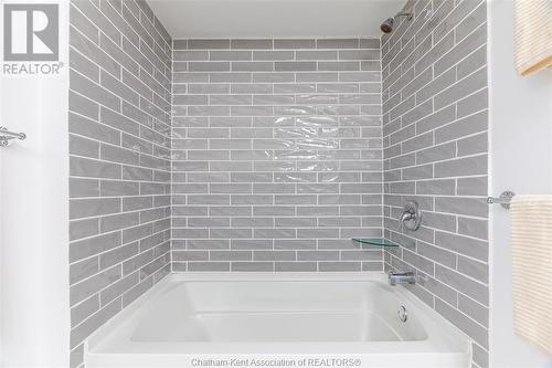 623 Elgin Street, Wallaceburg, ON - Indoor Photo Showing Bathroom