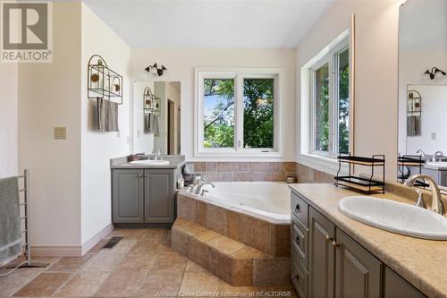 2889 Lakeshore Rd 225, Lakeshore, ON - Indoor Photo Showing Bathroom