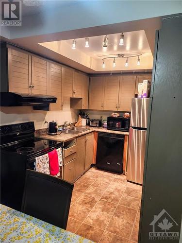 92 Haxby Private Unit#43, Ottawa, ON - Indoor Photo Showing Kitchen With Double Sink