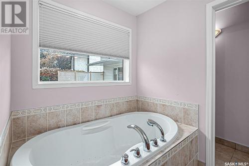 207 Costigan Bay, Saskatoon, SK - Indoor Photo Showing Bathroom