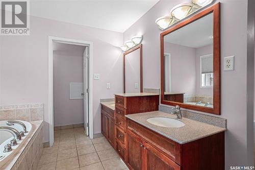 207 Costigan Bay, Saskatoon, SK - Indoor Photo Showing Bathroom