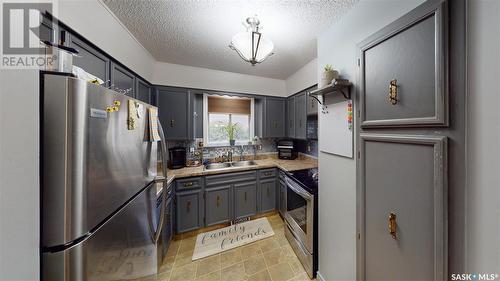 797 Bard Crescent, Regina, SK - Indoor Photo Showing Kitchen With Double Sink