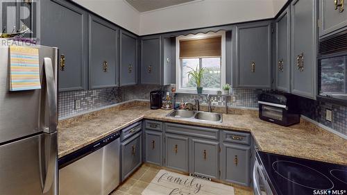 797 Bard Crescent, Regina, SK - Indoor Photo Showing Kitchen With Double Sink