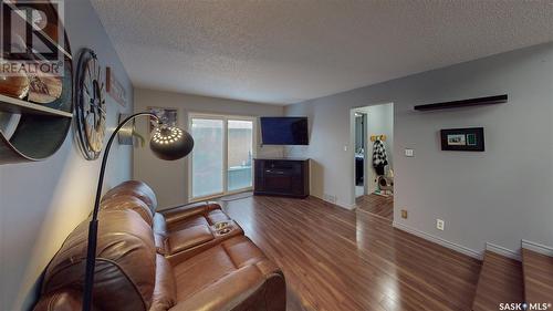 797 Bard Crescent, Regina, SK - Indoor Photo Showing Living Room