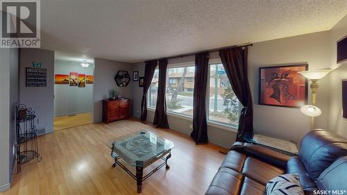 797 Bard Crescent, Regina, SK - Indoor Photo Showing Living Room