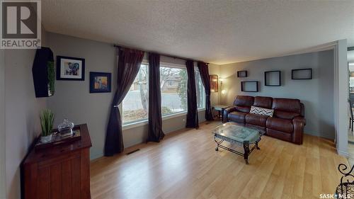 797 Bard Crescent, Regina, SK - Indoor Photo Showing Living Room