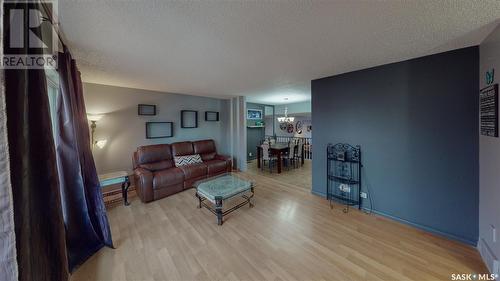 797 Bard Crescent, Regina, SK - Indoor Photo Showing Living Room