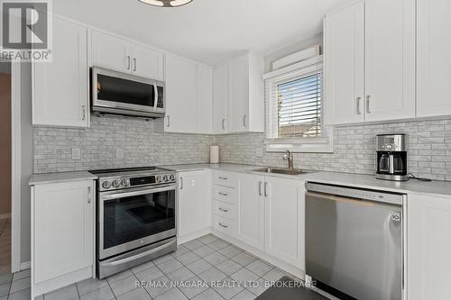 6870 Buckingham Drive, Niagara Falls (218 - West Wood), ON - Indoor Photo Showing Kitchen With Upgraded Kitchen