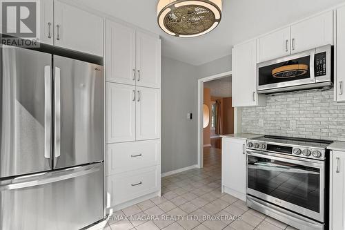 6870 Buckingham Drive, Niagara Falls (218 - West Wood), ON - Indoor Photo Showing Kitchen With Upgraded Kitchen